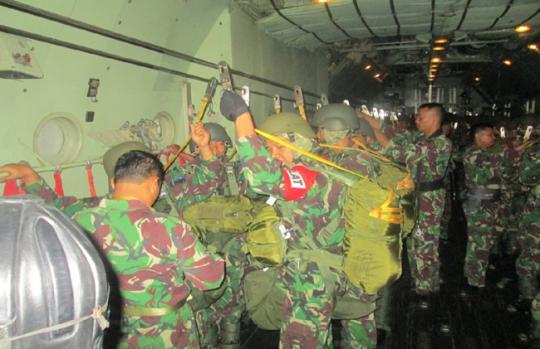 Aksi terjun payung prajurit Tengkorak Kostrad di tengah puasa
