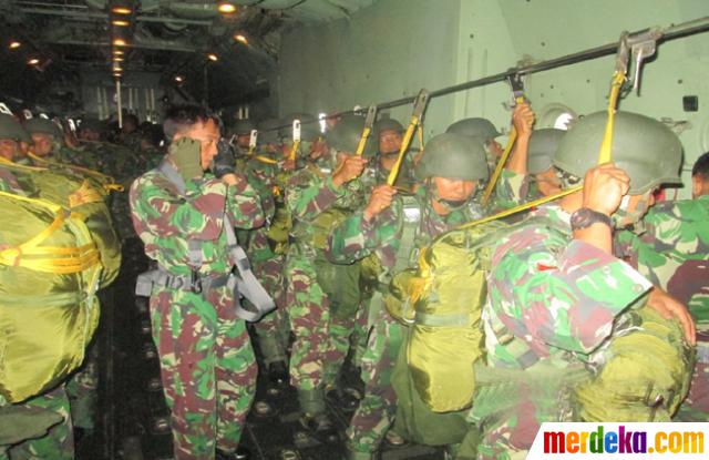 Foto : Aksi terjun payung prajurit Tengkorak Kostrad di 