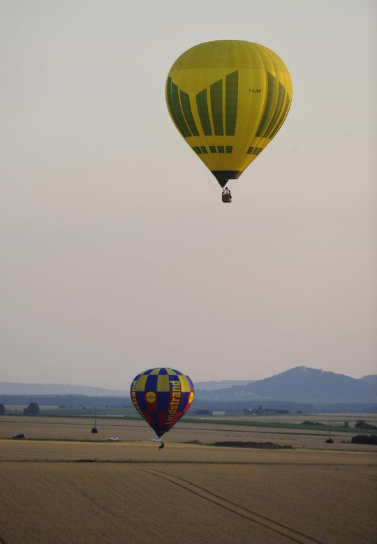 Ratusan balon udara hiasi langit Chambley Bussieres, Prancis