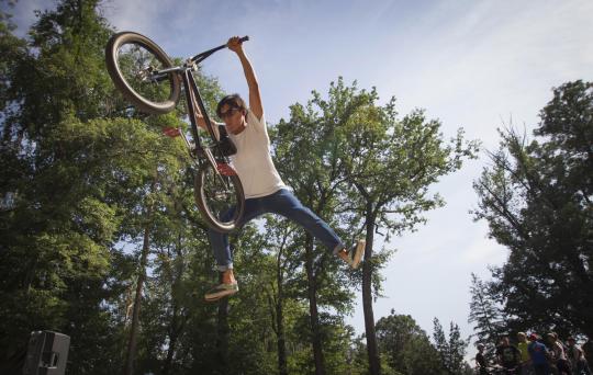 Keindahan gaya lompatan di udara para pecinta BMX