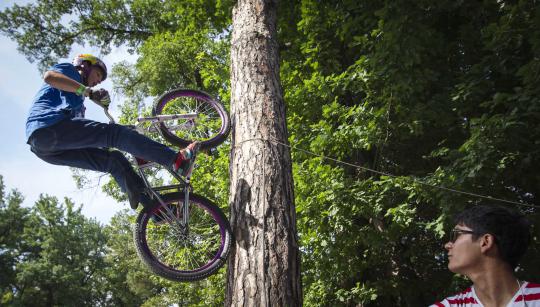 Keindahan gaya lompatan di udara para pecinta BMX