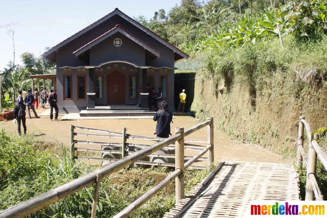 Foto Mengintip bagian dalam rumah dukun  jagal Muhyaro 