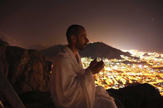 Memanjatkan doa dengan syahdu di puncak Jabal Nur