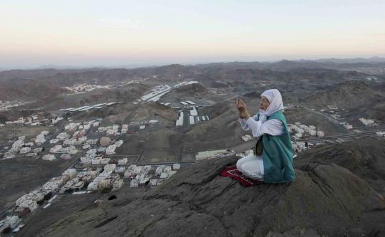 Memanjatkan doa dengan syahdu di puncak Jabal Nur