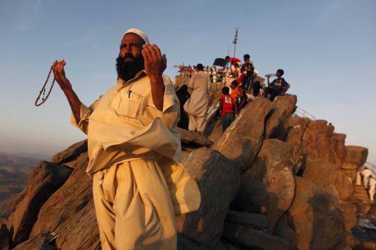 Memanjatkan doa dengan syahdu di puncak Jabal Nur