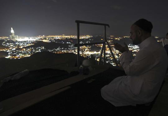 Memanjatkan doa dengan syahdu di puncak Jabal Nur