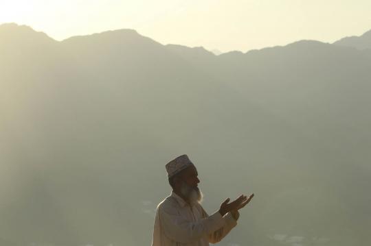 Memanjatkan doa dengan syahdu di puncak Jabal Nur