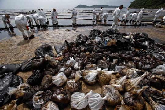 50.000 Liter minyak mentah cemari pantai di Thailand