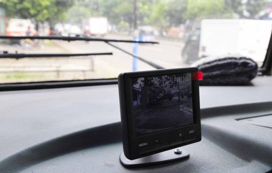 Ini tampang Metromini baru, punya monitor pemantau di dashboard