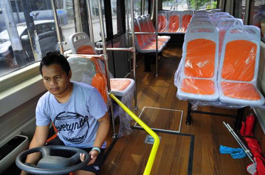 Ini tampang Metromini baru, punya monitor pemantau di dashboard