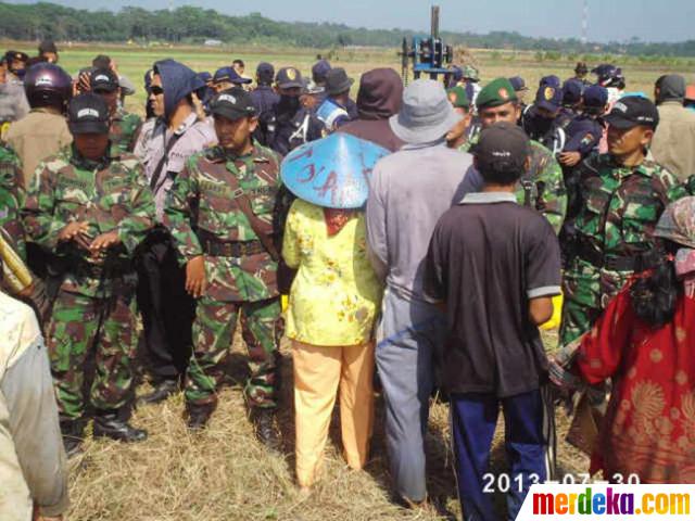 Foto : 17 Warga terluka saat bentrok protes pengoperasian 