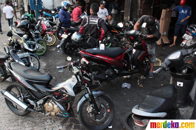 Foto Jelang mudik bengkel  sepeda  motor kebanjiran 