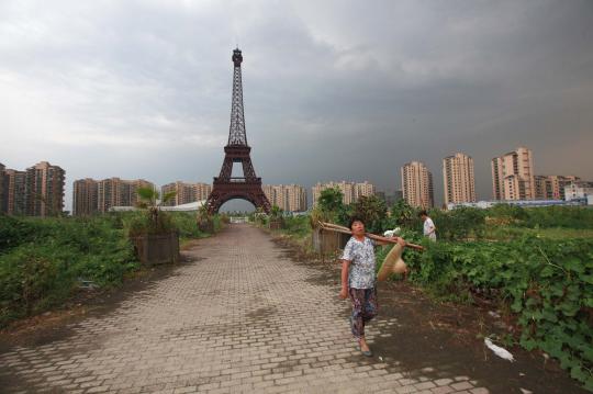 Menjelajahi keindahan Menara Eiffel di China