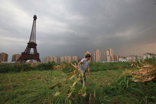 Menjelajahi keindahan Menara Eiffel di China