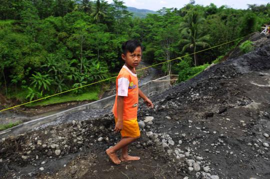 Waspada, tebing longsor di Jalur tengah Brebes-Bumiayu