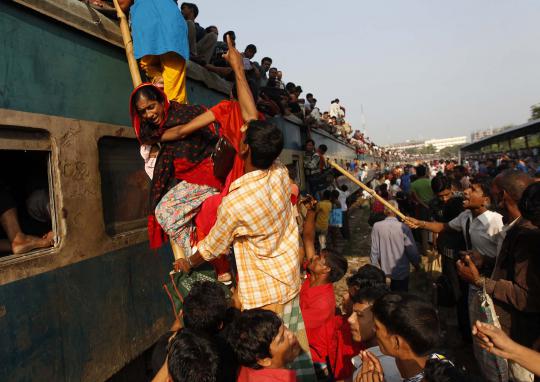 Menengok mudik di Bangladesh, penumpang penuhi atap kereta (2)