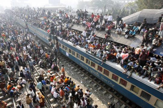 Menengok mudik di Bangladesh, penumpang penuhi atap kereta (2)