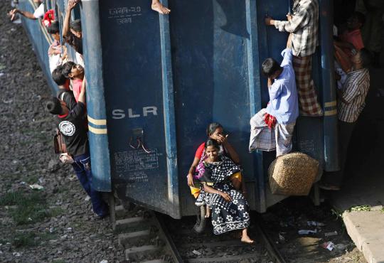 Menengok mudik di Bangladesh, penumpang penuhi atap kereta (2)