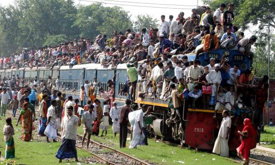 Menengok mudik di Bangladesh, penumpang penuhi atap kereta (2)