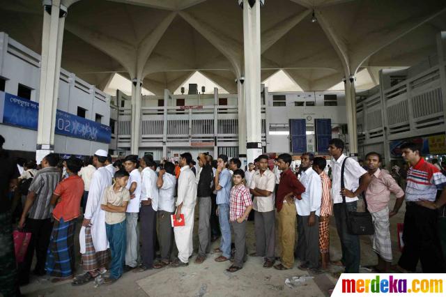 Foto : Menengok mudik di Bangladesh, penumpang penuhi atap 