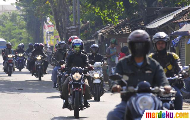 Foto : Jalur alternatif di Jalan Raya Cikalong pilihan 