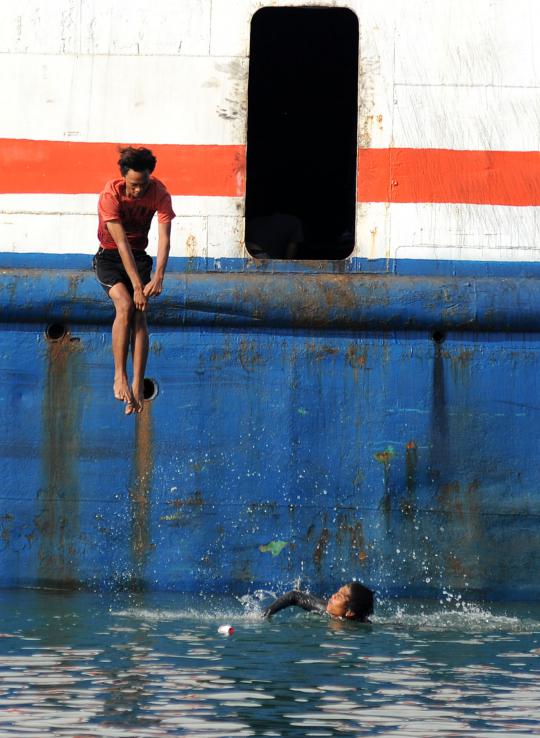 Aksi loncat nekat para anak pelabuhan demi dapatkan uang ribuan