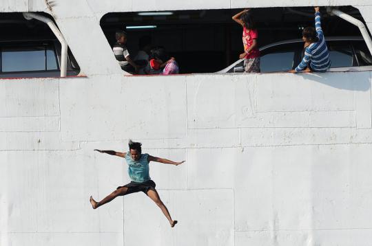 Aksi loncat nekat para anak pelabuhan demi dapatkan uang ribuan