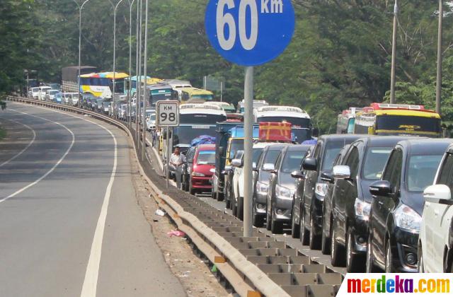 Foto Antrean kendaraan di pintu  Tol  Merak  masih mengular 