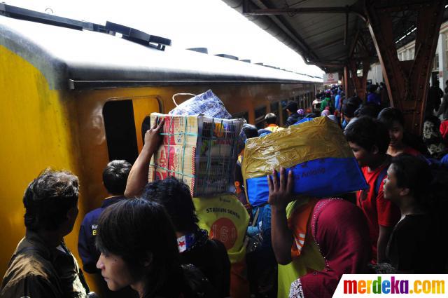 Foto : H-4, Stasiun Senen dipadati pemudik merdeka.com