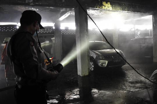 Basement gedung bioskop Liberty kebakaran, 5 mobil hangus