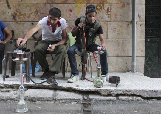 Mengintip tentara Suriah merokok shisha di tengah peperangan