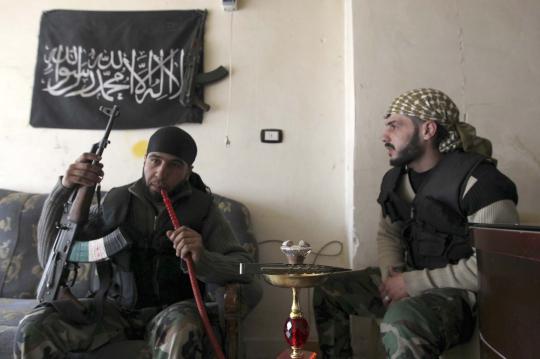 Mengintip tentara Suriah merokok shisha di tengah peperangan