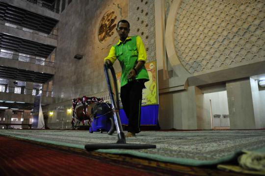 Sambut Idul Fitri, Masjid Istiqlal dibersihkan