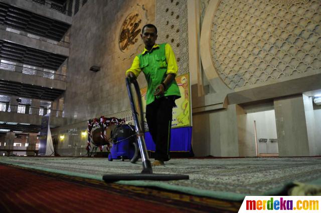 Foto : Sambut Idul Fitri, Masjid Istiqlal dibersihkan 