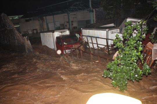 Banjir dan longsor di malam Takbiran