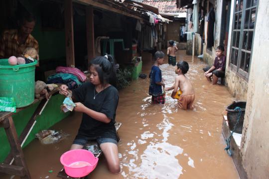 Aktivitas anak-anak dan warga Ulujami di tengah banjir