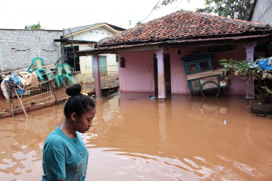Aktivitas anak-anak dan warga Ulujami di tengah banjir