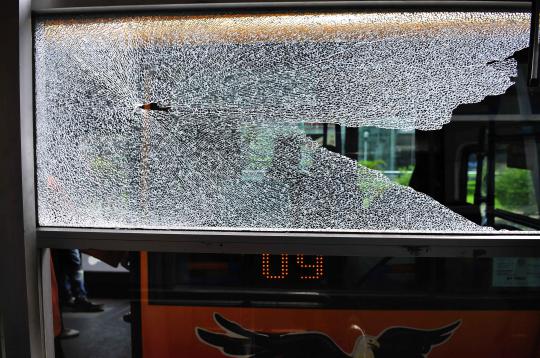 Kaca halte Busway berantakan ditembaki orang tak dikenal