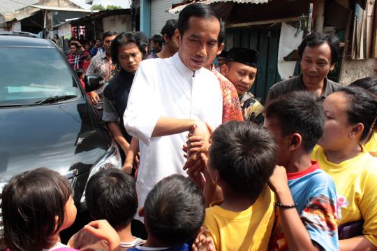 Jokowi nyemplung di lokasi banjir Ulujami