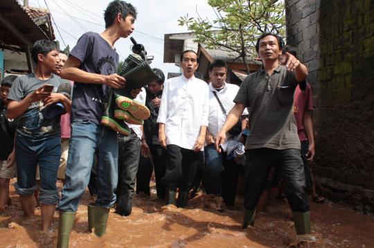 Jokowi nyemplung di lokasi banjir Ulujami