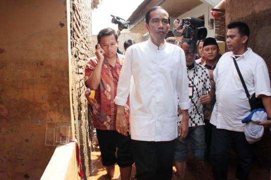 Jokowi nyemplung di lokasi banjir Ulujami
