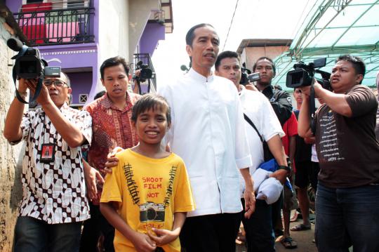 Jokowi nyemplung di lokasi banjir Ulujami