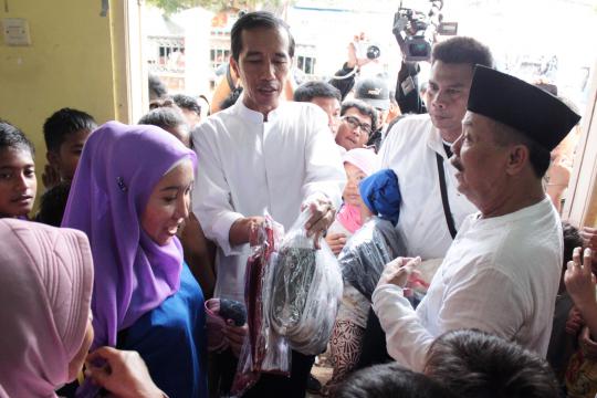 Jokowi nyemplung di lokasi banjir Ulujami