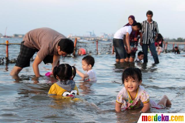 Foto : Serunya main di Pantai Ancol saat libur Lebaran 