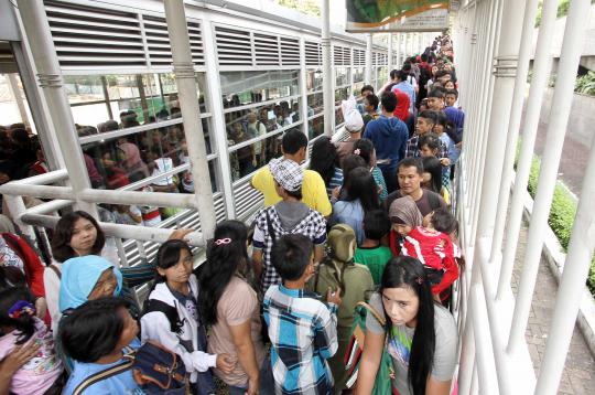 Halte TransJakarta Dukuh Atas 2 padat merayap