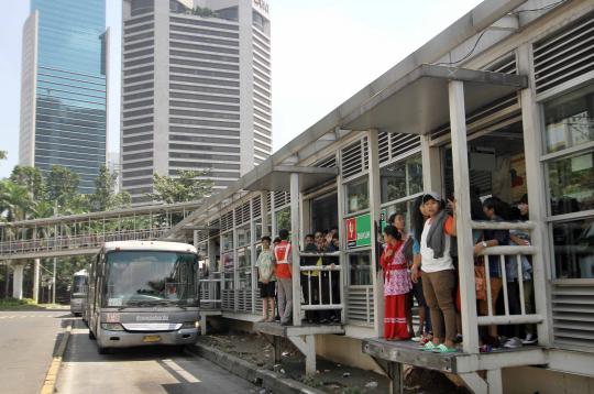 Halte TransJakarta Dukuh Atas 2 padat merayap