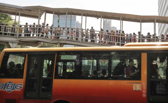 Halte TransJakarta Dukuh Atas 2 padat merayap