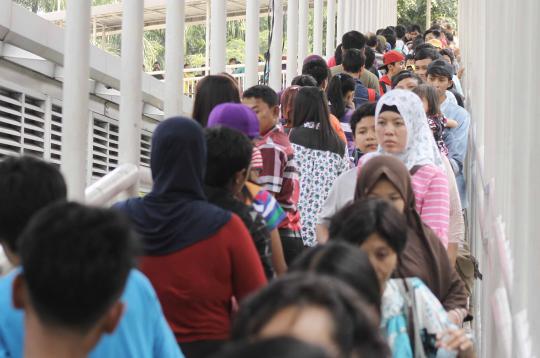 Halte TransJakarta Dukuh Atas 2 padat merayap