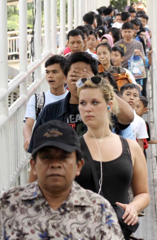 Halte TransJakarta Dukuh Atas 2 padat merayap