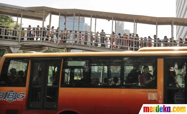 Foto : Halte TransJakarta Dukuh Atas 2 padat merayap 